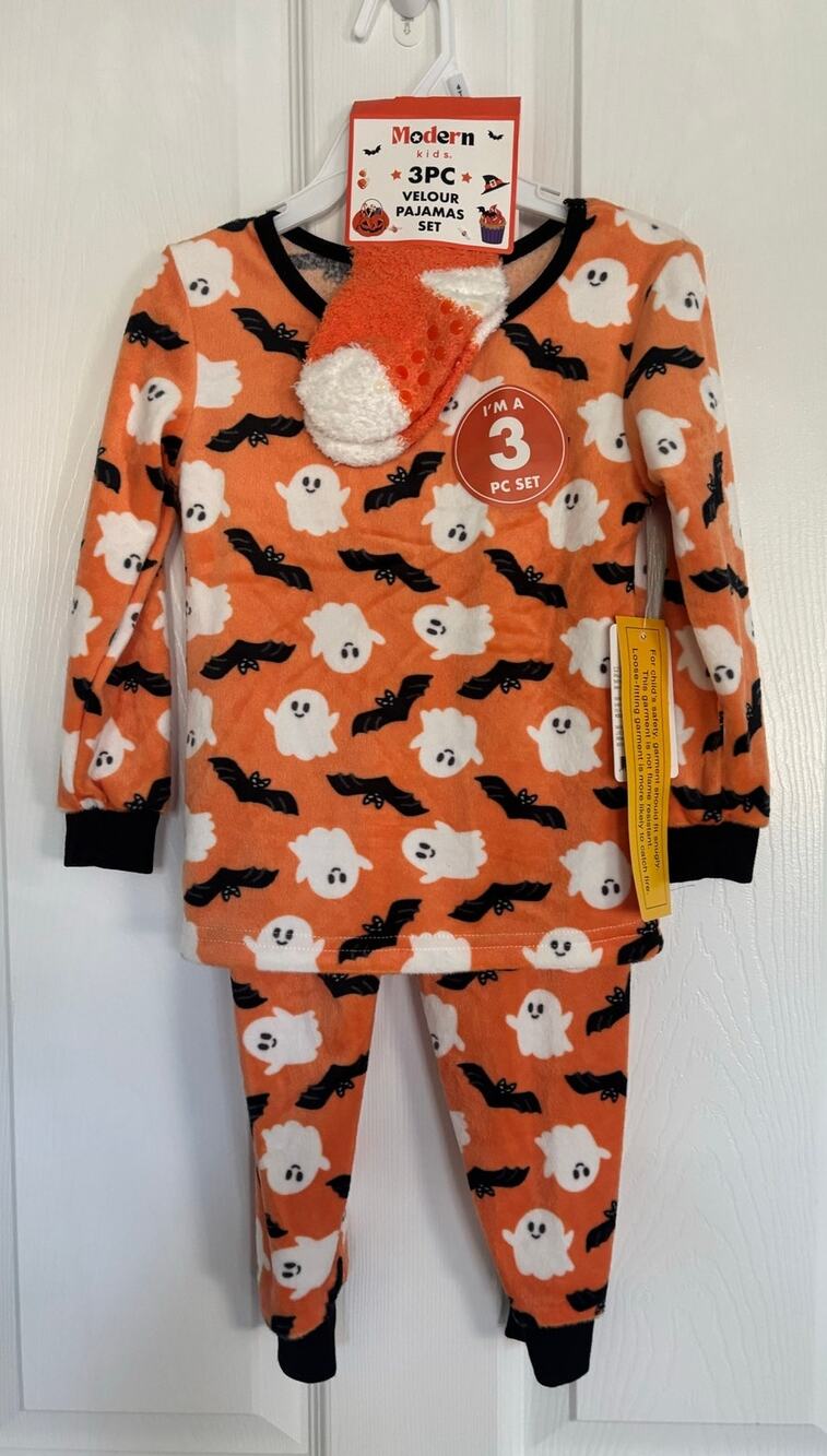 NWT Modern Kids 4T Fleece Pajama Set Socks Halloween PJ Ghost Bat